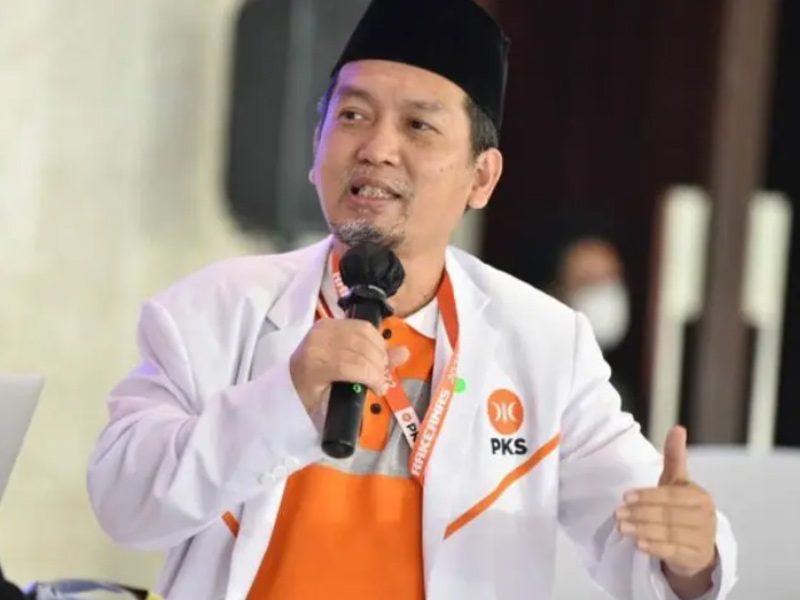 Almuzzammil Yusuf - Almuzzammil Yusuf, Almuzzammil Yusuf PKS, PKS leader Almuzzammil Yusuf, Senior PKS figure, Indonesian politician, Prosperous Justice Party leader, Islamist politician Indonesia, PKS ideologue, Almuzzammil Yusuf Indonesia